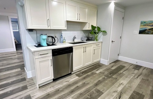 White Rock Bed & Breakfast | Coco Tan Art B&B (2 beds room+ private bathroom)
