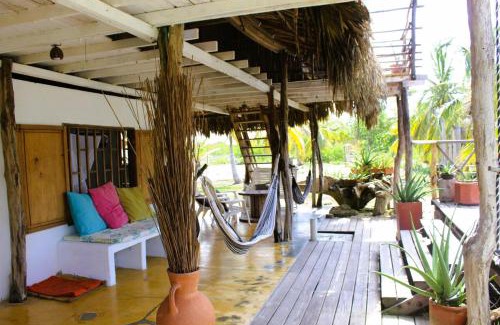 San Bernardo del Viento House | Coco y arena cabaña frente al mar, lejos del turismo y cerca a los manglares