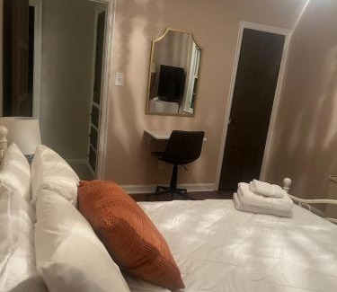 University Heights House | Cocoa Breeze Nook Suite