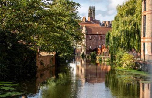 York Apartment | Cocoa Lily - River fronted studio with secure parking