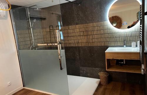 Puget Apartment | Cocon cosy appart romantique, jacuzzi piscine
