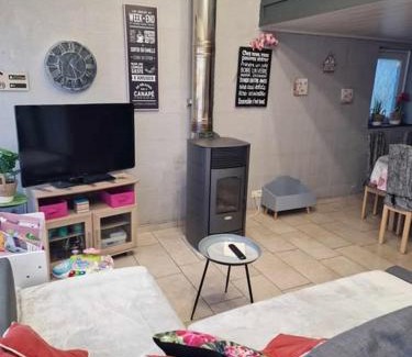 Hastiere-Lavaux Ski Chalet | cocon douillet avec chaleur ambiante du poêle à pellets