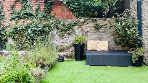 Saint-Genest-Lerpt Apartment | Cocon urbain avec le jardin secret