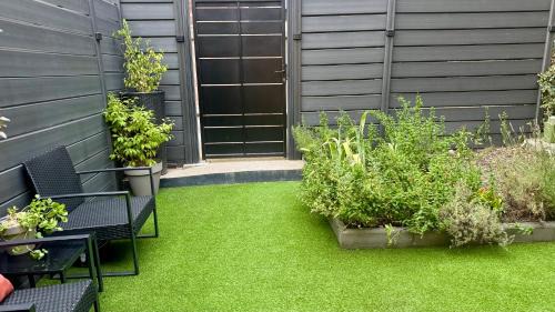 Saint-Genest-Lerpt Apartment | Cocon urbain avec le jardin secret