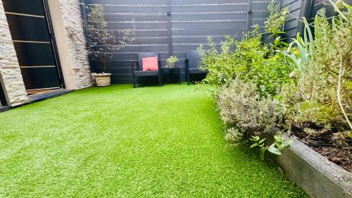 Saint-Genest-Lerpt Apartment | Cocon urbain avec le jardin secret