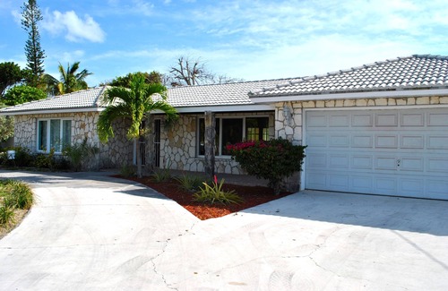 Windsor Park House | Coconut Palm, Freeport Bahamas