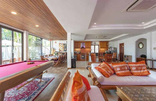 Chalong House | Coconut Palms: huge swimming pool and pool table!