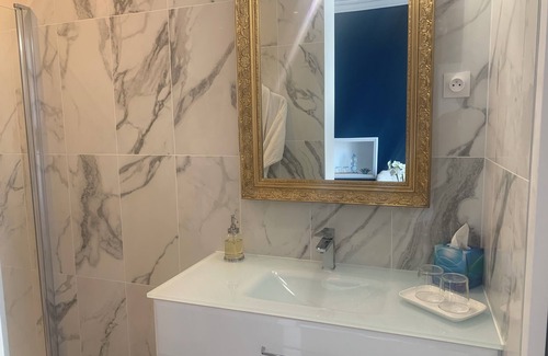 Bourgueil Bed & Breakfast | Cocoon' guest room with private wellness area