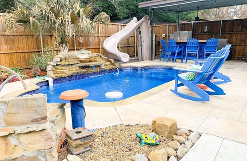 South Arlington House | "Cocos" Pool Water Slide Game Room Piano