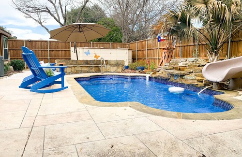 South Arlington House | "Cocos" Pool Water Slide Game Room Piano