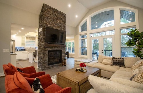 Faraday Cottage | Coe Lake Haus - Newly-Built Luxury Cottage w/Unlimited Wi-Fi, AC, & Watercraft