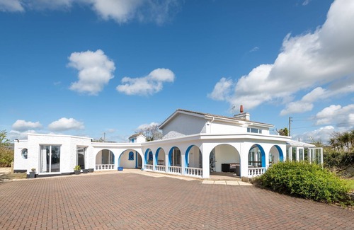 Llanfaelog House | Coed Y Llan: 5 bedroom holiday villa in Rhosneigr, easy walk to beach