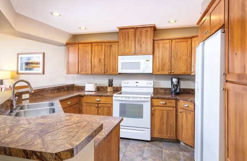 Coeur d'Alene Apartment | Coeur d’Alene lake 2BD condo with resort amenities including indoor pool