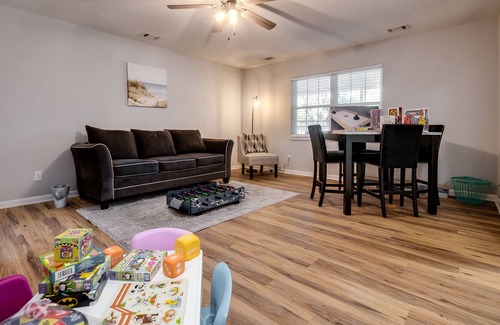 Colonial Oaks House | Coffee Bluff Bungalow near Marina