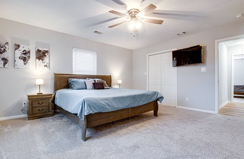 Colonial Oaks House | Coffee Bluff Bungalow near Marina