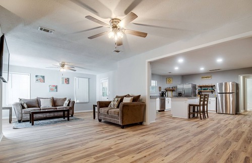 Colonial Oaks House | Coffee Bluff Bungalow near Marina