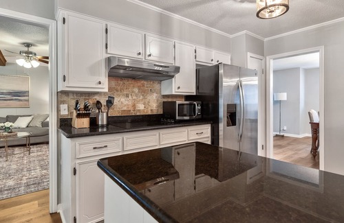 Lake Charles House | Coffee lovers dream- 5 min to casinos near shopping, restaurants & more!