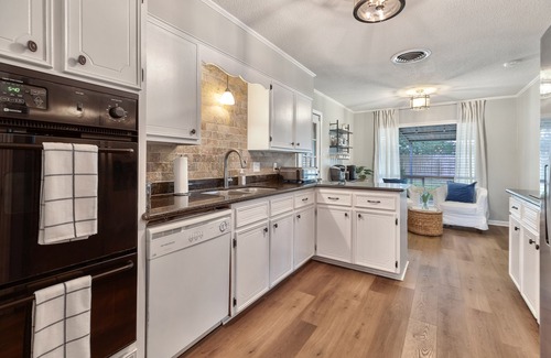 Lake Charles House | Coffee lovers dream- 5 min to casinos near shopping, restaurants & more!