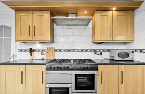 Bramcote House | Cohost Partners Charming 5BR Home with Garden & Parking
