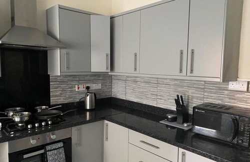 Newport House | Cohost Partners Chepstow House Cozy 5 Bedroom Stay