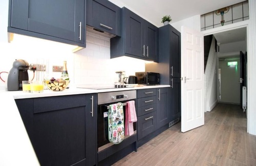 Cardiff Apartment | Cohost Partners Chic 3 Bed in Cardiff with Parking