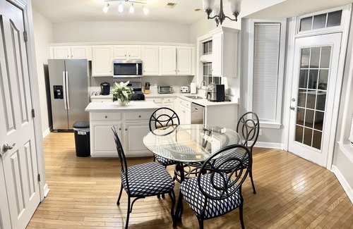 Huntcliff House | COLA Lakeview Oasis - King Suite