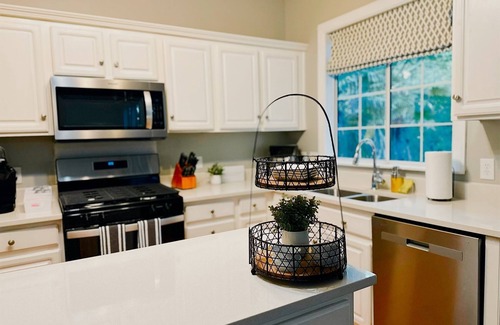 Huntcliff House | COLA Lakeview Oasis - King Suite