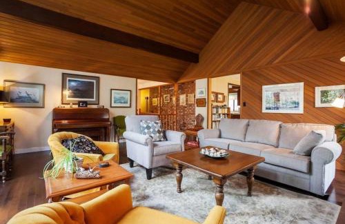 North Saanich House | Cole's Bay Vacation Retreat Library Room