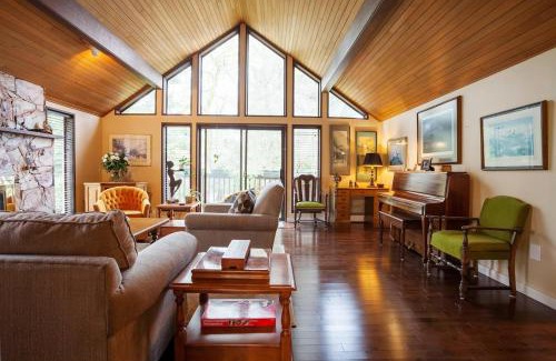 North Saanich House | Cole's Bay Vacation Retreat Library Room