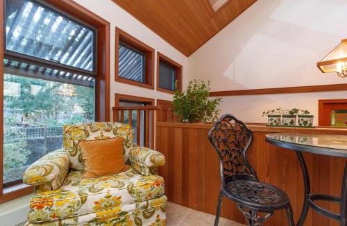 North Saanich House | Cole's Bay Vacation Retreat Library Room