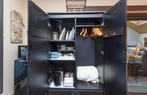 North Saanich Apartment | Cole's Bay Vacation Retreat Library Room