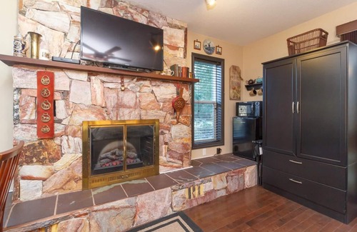 North Saanich Apartment | Cole's Bay Vacation Retreat Library Room