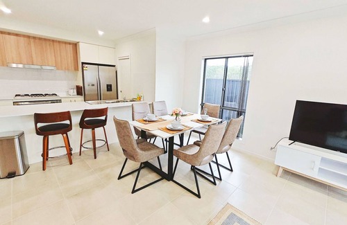 Colebee House | Colebee/5 Bedroom/near Shopping/IKEA/WiFi/Golf