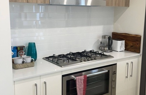 Colebee House | Colebee/5 Bedroom/near Shopping/IKEA/WiFi/Golf