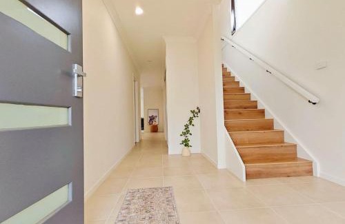 Colebee Villa | Colebee 5 Bedroom near Shopping WiFi Central AC