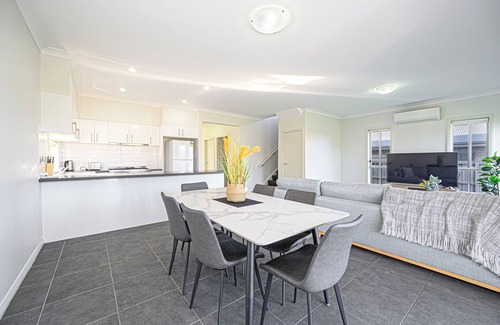 Colebee House | Colebee Modern 4BR House Spacious & Close to Park