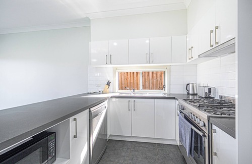 Colebee House | Colebee Modern 4BR House Spacious & Close to Park
