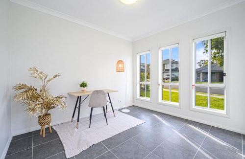 Colebee House | Colebee Modern 5BR House Spacious & Close to Park