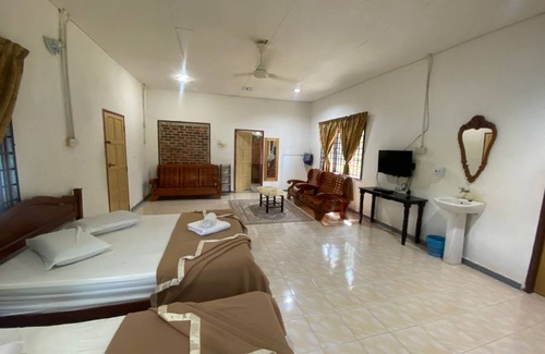 Sik District Hotel | Collection O 91015 Sungai Batang Lake Chalet