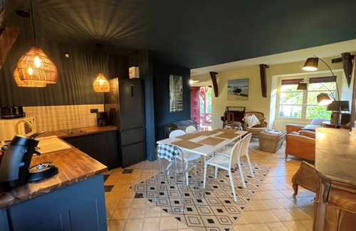 Saint-Laurent-du-Mottay Cottage | Collector's cottage. A cocoon in the heart of nature, objects and history