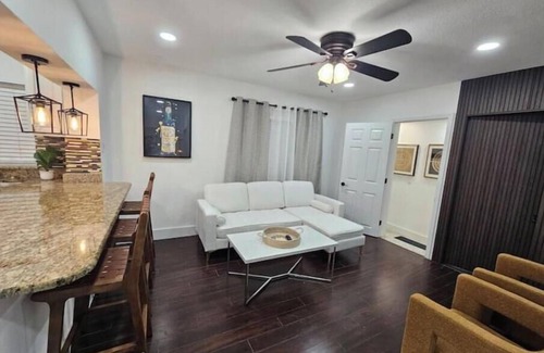 College Park House | College Park Bungalow Sleeps 20+ 2 Kitchens-Fenced