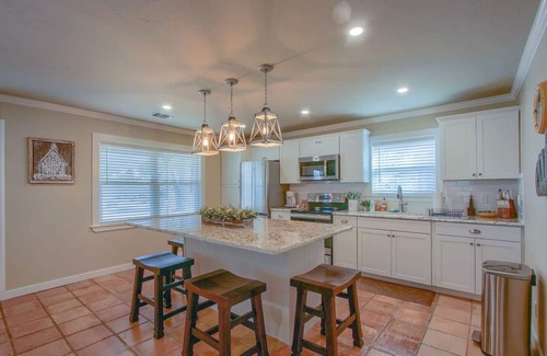 Fredericksburg House | College St. Retreat - German style Sunday House