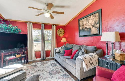 Wellborn House | College Station Getaway with Hot Tub and Courtyard!