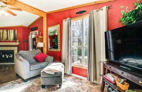 Wellborn House | College Station Getaway with Hot Tub and Courtyard!