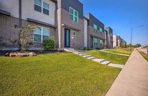 Wellborn House | College Station Townhome with Furnished Patio!