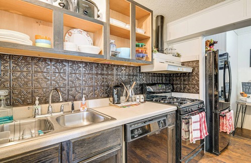 Wellborn House | College Station Getaway w/Hot Tub & Courtyard!