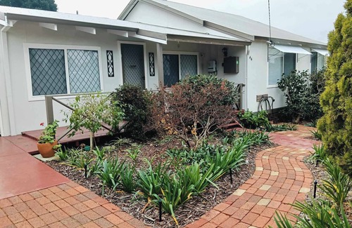 Collie Cottage | Collie Getaway- Camellia Cottage