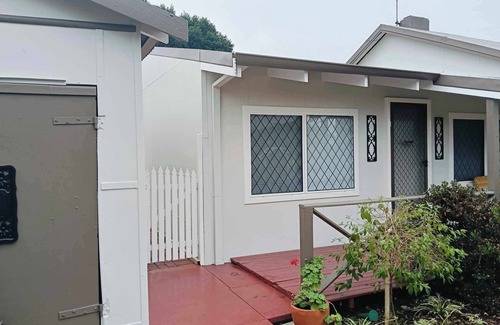 Collie Cottage | Collie Getaway- Camellia Cottage