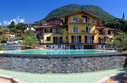 Vercana Apartment | Collina Frantoio Holiday Apartment with Pool