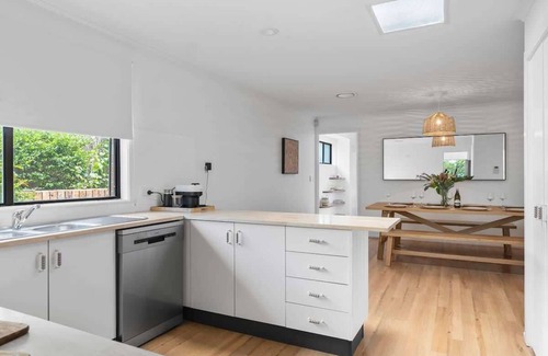 Vincentia House | Collingwood - 4BR modern beachfront holiday home